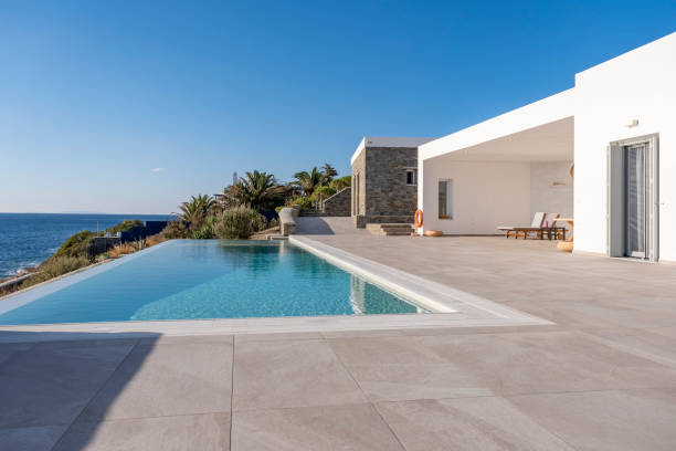 Comment réparer une fuite de piscine au niveau des projecteurs ?