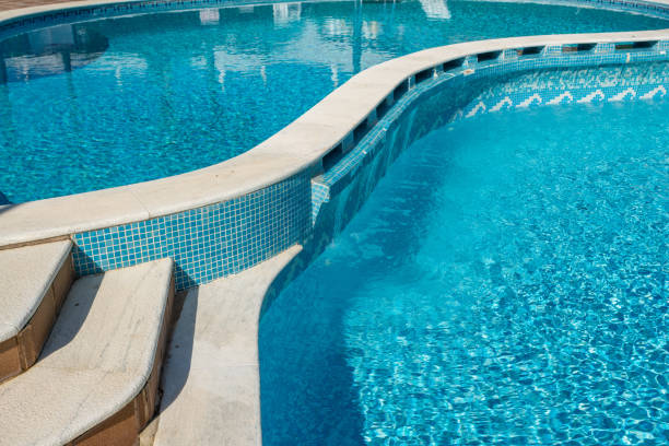Quelle est l’importance du respect des normes de sécurité lors d’une intervention sur une fuite de piscine à Lyon ?