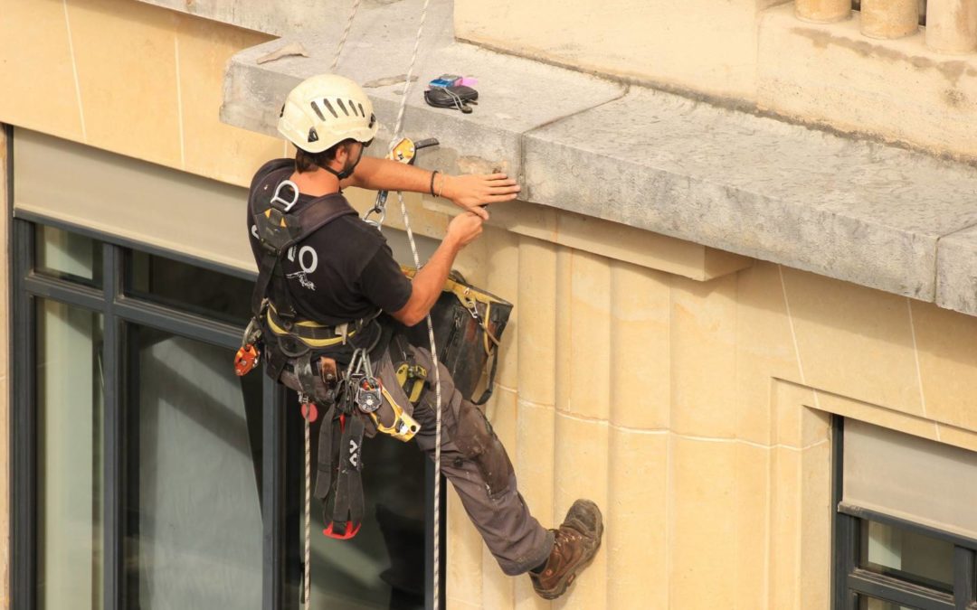 Quelles précautions prendre avant d’effectuer une recherche de fuite en hauteur ?