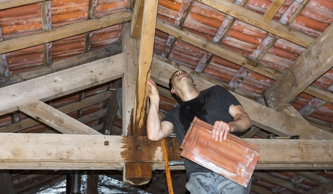 Comment identifier la source d’une fuite dans une toiture ancienne ?